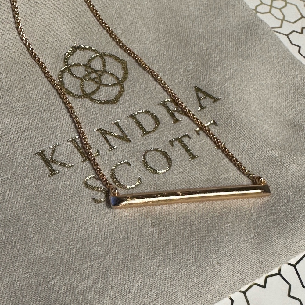VGUC Kendra Scott Kelsey Necklace Rose Gold